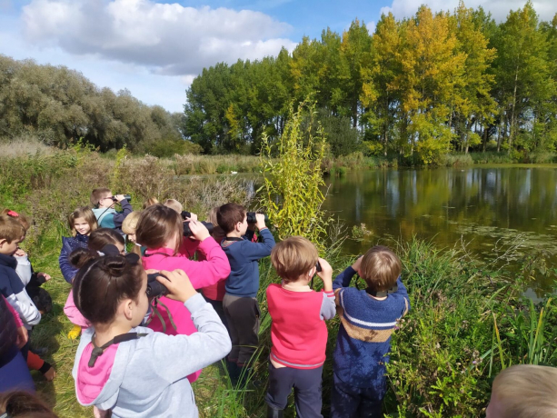 groupe d'enfants de dos